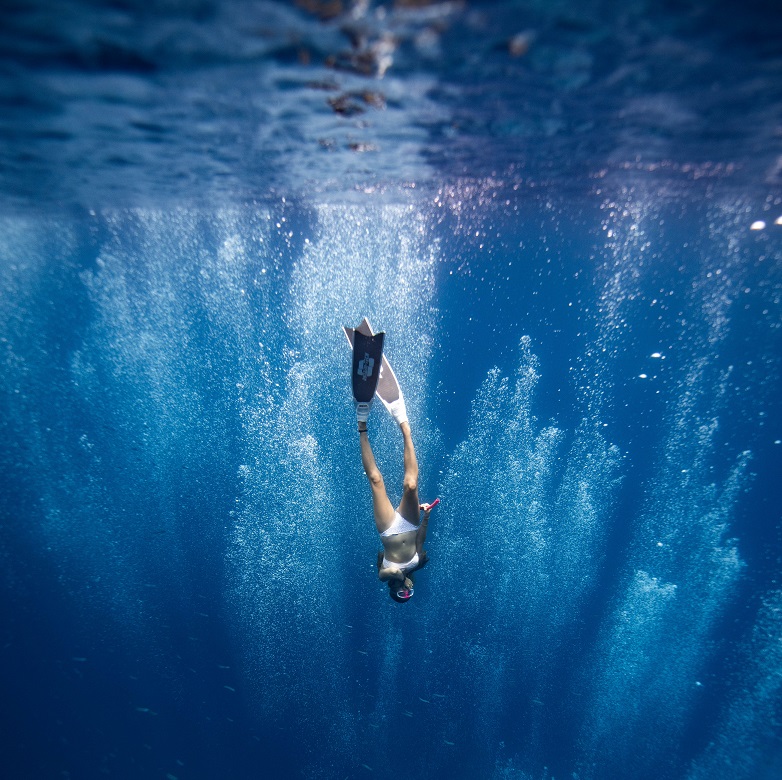Deep Dive Frau taucht im Meer