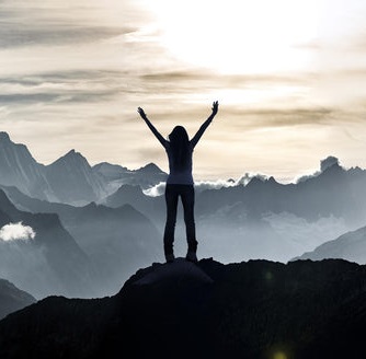 Empowerment Frau auf dem Berggipfel